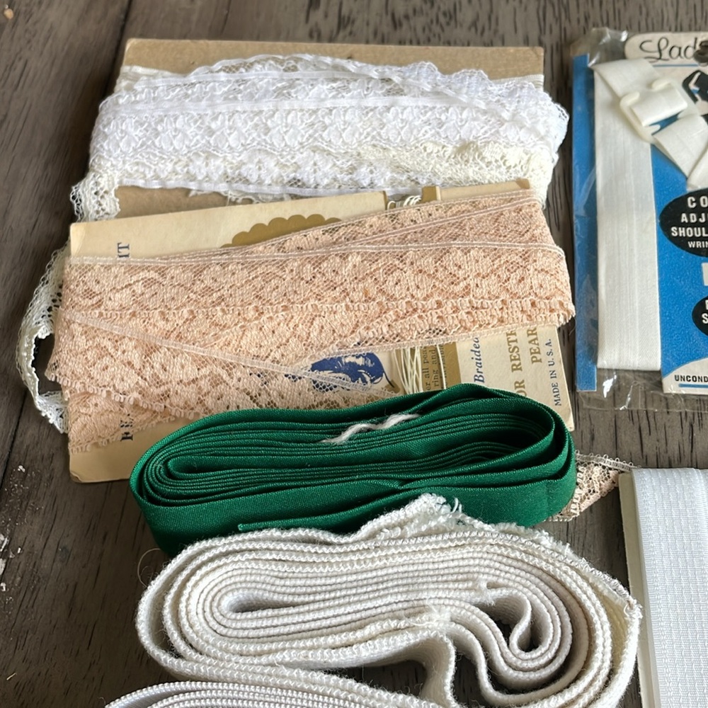 Lot of 38 Miscellaneous Sewing Items - Picture 2 of 11